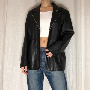 Snygg skinnjacka - Fin skinnjacka med najs slag 🥰  Personen på bild är 170cm!