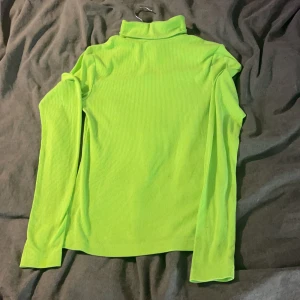 Neongrön polotröja  - En väldigt mjuk och skön tröja som tyvärr inte kommer till användning. Den är lite nopprig vid armhålan- se bild