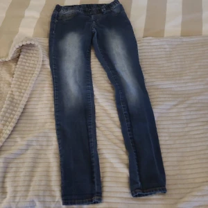Jeans - Hål och fläckfria. Djur och rökfritt hem. FRAKT TILLKOMMER 