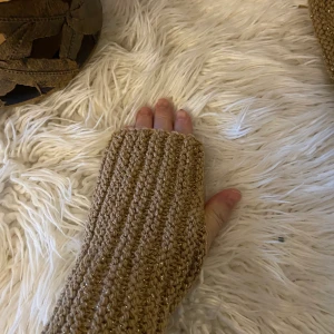 Handstickade torgvantar  - Säljer olika handstickade och handvirkade torgvantar i olika färger och mönster. Det går också beställa önskad färg och mönster om köparen betalar en del summa i förväg.Långa 20-30cm