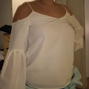 Blus med vida ärmar  - Fin blus, aldrig använd 
