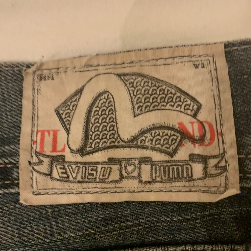 Vintage EvisuXPuma jeans från ”true love nerver dies” collection. Here storlek:38/32 (väldigt stora) lite slitna där av priset, skriv för fler bilder.. Jeans & Byxor.