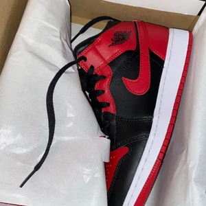 Jordan 1 Mid banned - Hej allihopa. Säljer nu dessa det var en felköpt julklapp tyvärr. Dom är helt nya aldrig använda, det är bud från 500kr på dom! LYCKA TILL. Tillläg! DOM ÄR KÖPTA FRÅN NIKES EGNA HEMSIDA