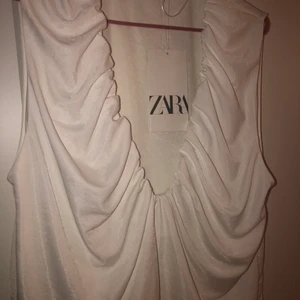 Vitt Zara linne - Helt oanvänt. Djupt urringat vitt linne. 