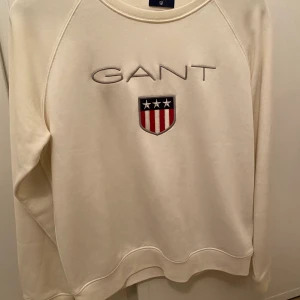 Gant tröja - Gant tröja , använd 4 gånger Max Köpt för 1099kr Nypris:400kr Storlek L, men är ganska liten i storlek. Har M och de passar mig bra