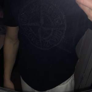 Stone island tee som jag köpt för ca 1 år sedan. Den är använd men är ändå i ett bra skick. Köpt för 1200 kr. Mitt pris 600 kr