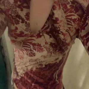 Roberto cavalli - Assnygg tröja från Roberto cavalli, med snyggt mönster + lite guldskimmer. Tröjan är lite kort och ganska urringad och har lite kortare ärmar💖