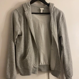 Grå tröja - Grå tröja med dragkedja köpt på hm, har bara använt den nån enstaka gång