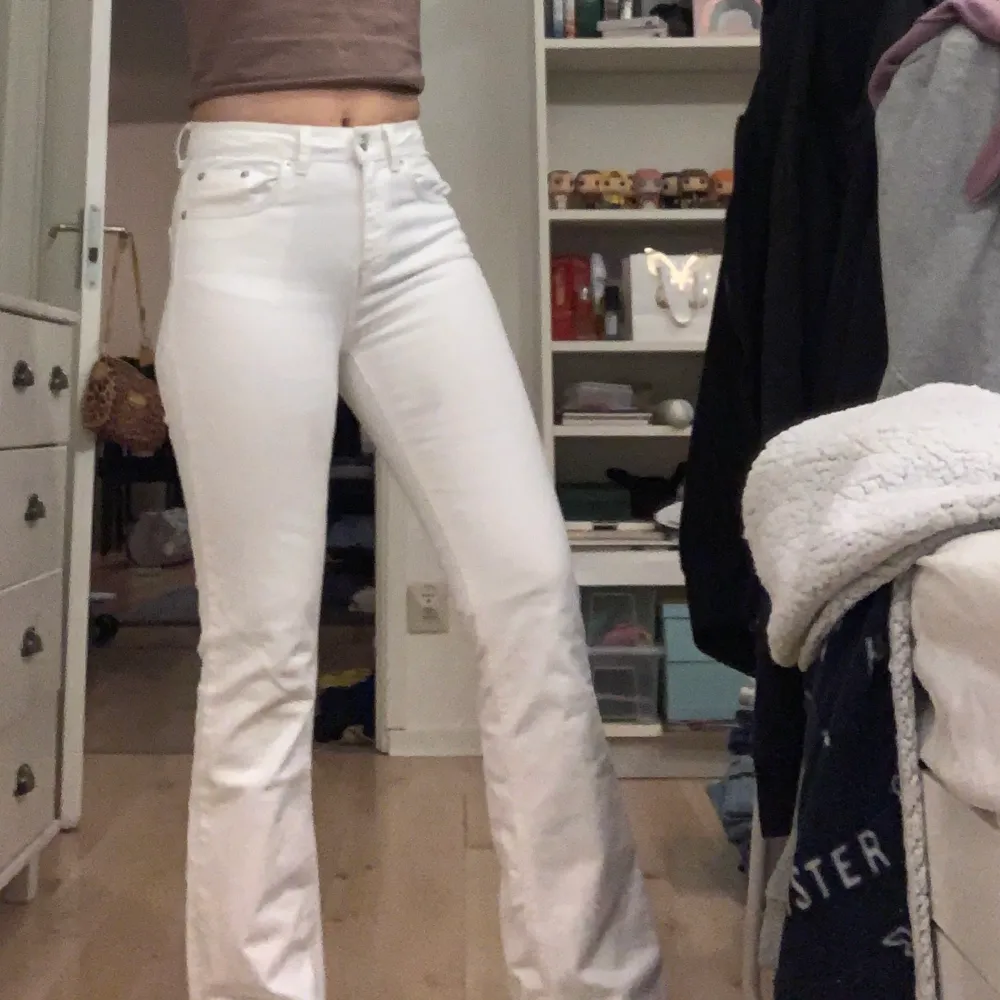 Vita utsvängda jeans från Ullared, använda några gånger men tyvärr blivit för små för mig.. Jeans & Byxor.