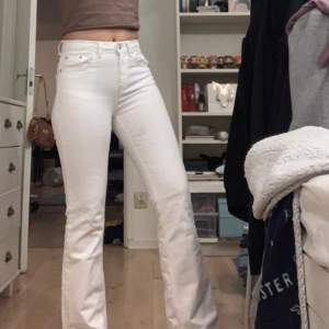 Vita utsvängda jeans från Ullared, använda några gånger men tyvärr blivit för små för mig.