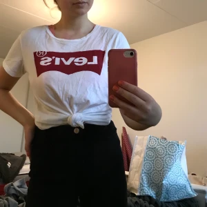 Levis t shirt  - Säljer min oanvända Levis T shirt! 80kr + frakt Storlek S. Buda i kommentarerna 💖💘