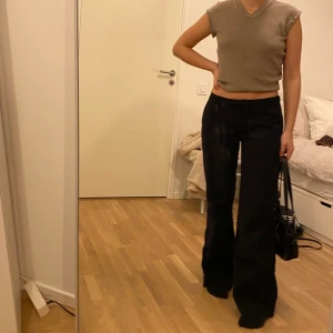 Egensydd väst! - Väst vi sytt själva! Jag på bilden är S. Kan mötas på söder annars står köparen för frakt på 42kr❤️