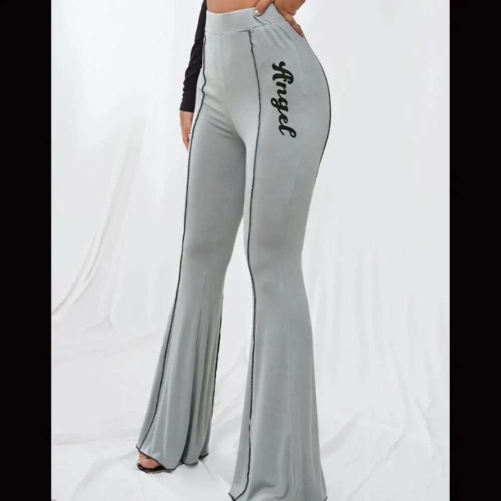 Superfina byxor som det står ”angel” på vid sidan om. Jättesköna kommer dock ej till användning. Jeans & Byxor.