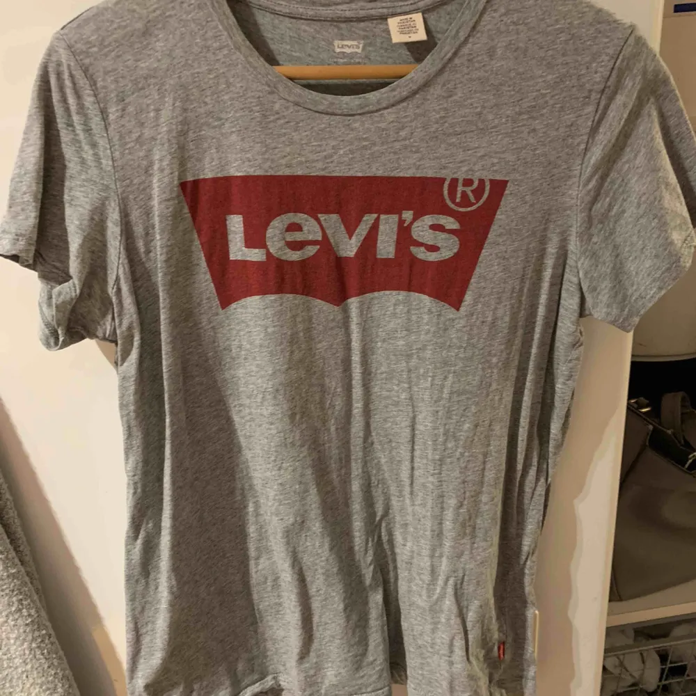 En snygg tröja från Levi’s för endast 99 + frakt. . T-shirts.