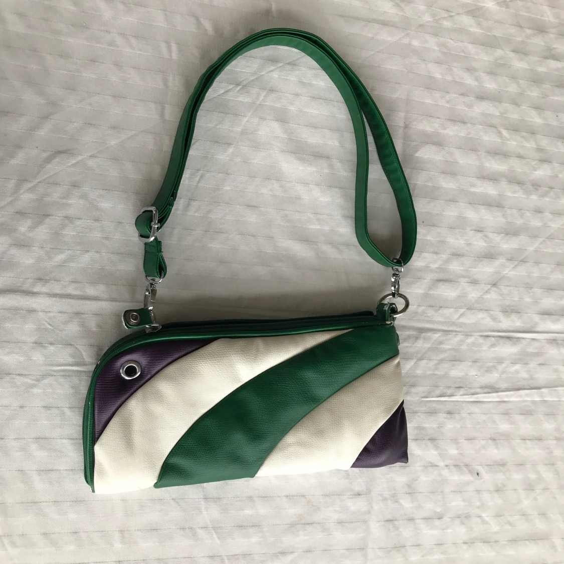 Axelväska grön, vit och lila✨ - 90
