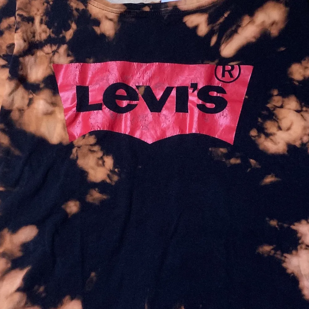 Säljer en Levis tröja, använt ett få antal gånger, dye pattern har jag gjort själv och materialet är extremt skönt, perfekt för dig som både gillar Levis men även dye patterns, finns på gröna linjen, tar emot Swish & kontanter :). T-shirts.