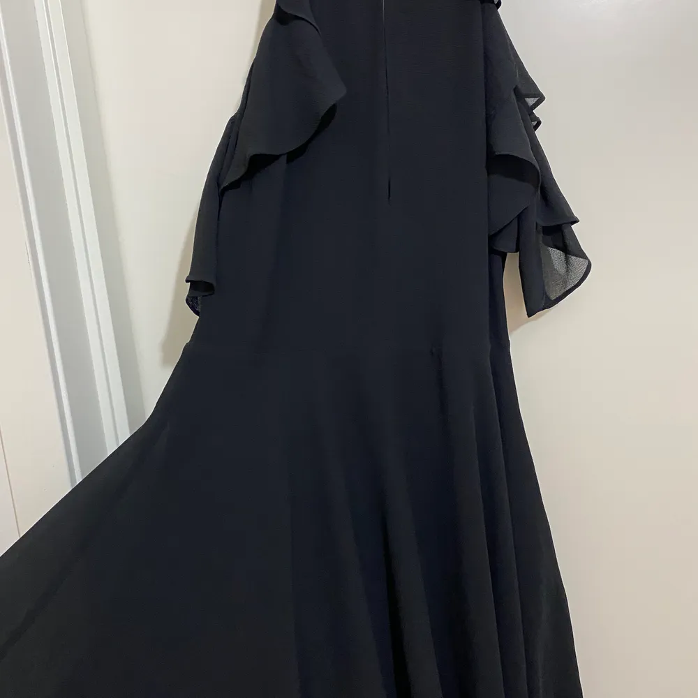 Svärt elegant klänning i storlek XS/S. Den sitter jättefint på och kan även skicka flera bilder om det önskas. Säljs för 250kr.. Klänningar.