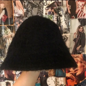 Lurvig buckethat - En gullig bucket hat från Weekday i lurvigt material. Köptes här på Plick men i väldigt bra skick och knappt använd. Nypris 300kr.