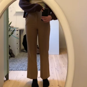 Ginatricot kostymbyxor beige strl 34 - Beiga kostymbyxor från Ginatricot i strl 34. Använda ett par fåtal gånger. Frakt ingår ej.