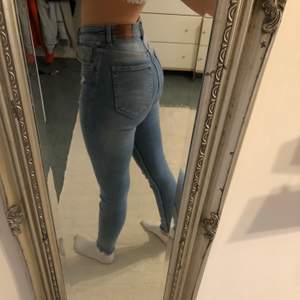 jättesnygga jeans från Zara i toppskick! tror modellen heter vintage skinny jeans💙 jag är 169cm lång