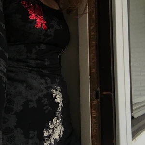 Desigual tröja - Cool tröja från desigual! Skitttt snygg till stora jeans, pälsmössa och smycken. Jättesnygg passform och längd, men är tyvärr inte min stil. Skriv för fler bilder eller intresse🍴⛓❣️