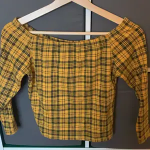 En rutig gul off shoulder tröja. Aldrig använd pga för stor. Köpt 2hand strl: S-M pris: 35+ frakt
