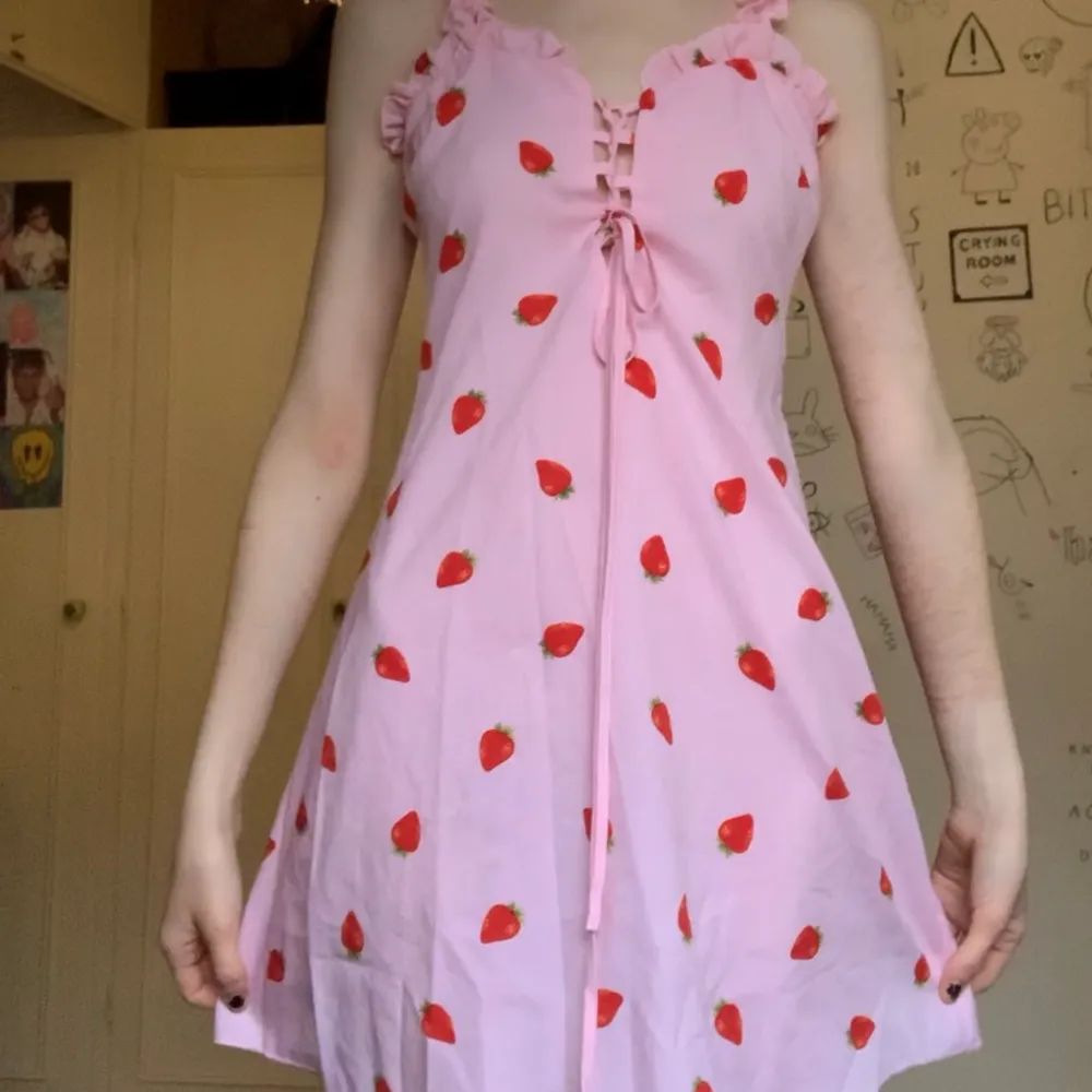 Rosa klänning från shein storlek xs, skulle säga att det är en s. Aldrig använd. Ganska runt material 50kr + frakt💞. Klänningar.