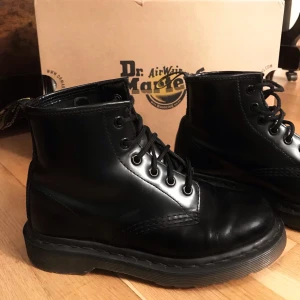 Dr. Martens 101 Black strl. 36 - Jättefina Dr. Martens 101 black 6 hål (storlek 36 UK 3) säljes då de inte kommer till användning längre. Gott skick och kommer med originallådan. 