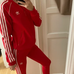 Adidas dress - Adidas dress. Använd Max 10 gånger. I fint skick. Köpt i Sverige. Går även att köpa delarna separat.