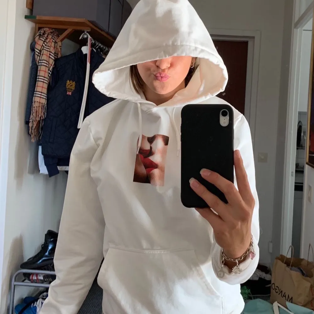 Jättefin vit hoodie med tryck🥰 Bra skick och jätte skönt material🥰. Hoodies.