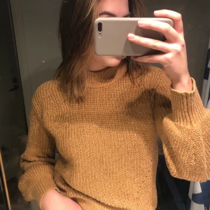 Stickad tröja H&M - Superfin och skön guld-glittrig stickad tröja från H&M. Tröjan är använd få gånger och är i väldigt fint skick. Säljs då den inte kommer till användning längre. Köpare står för frakt! 💞💞
