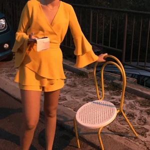 Gul playsuit - En Playsuit ifrån river island som har volanger framtill vilket gör att det ser ut som en klänning framifrån. I mycket bra skick. Nypris: 699kr. 