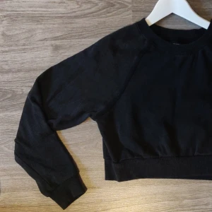 Svart croppad tröja - Croppad tröja från Bikbok, storlek S men skulle säga att den passa XS bättre. Svart/mörkt grå ☺️