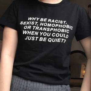 Säljer min ”WHY BE RACIST, SEXIST, HOMOPHOBIC OR TRANSPHOBIC WHEN YOU COULD JUST BE QUIEY?”-t-shirt då den inte använda särskilt mycket. Supercool i toppskick! Priset kan diskuteras :-)