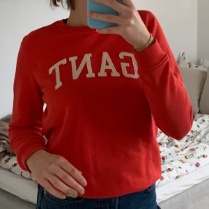 Gant collage tröja - Säljer en röd collage tröja från Gant som är sparsamt använd. Fin i skicket! Nypris; 1199kr. Pris kan diskuteras. Köparen står för frakten (: