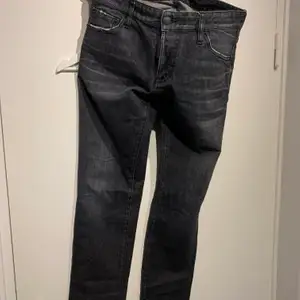 Grå dsquared jeans inhandlade på NK i Göteborg. Storlek 48, har dock töjt sig något så mer som 50. Modell slim jean. Fint skick! 
