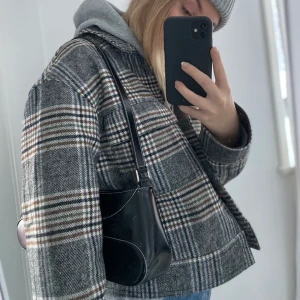 Rutig jacka - Croppad rutig jacka från Gina som är helt slutsåld på hemsidan. Strl M men sitter snyggt på mig som är en S. Köpt förra året för 600kr💕 Som ny!