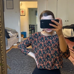 Tröja - Tröja med dragkedja hela vägen där bak, lite kortare i modellen! Tunn och skön 💜