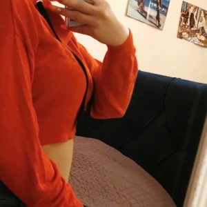 Röd topp - Den är använd ca 3 ggr förra sommaren, toppen är i mycket bra skick, det är ett tunnt material. 