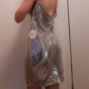 Jättefin glittrig klänning från Linn Ahlborgs kollektion med nakd. Köpt här på plick men passade inte som jag ville så jag säljer den vidare. Aldrig använd av mig eller förra ägaren så i nyskick!! Köparen står för frakt✨