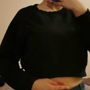 Kort tröja  - Det är som en kort hoodie, är i bra skick och är använd 5 ggr men den är ny tvättad jätte skön mysig tröja. 