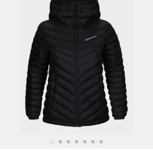 Peak performance jacka i nyskick  - Orginalpris ligger på 2800kr, jackan är använd Max 5ggr och säljs pga för liten