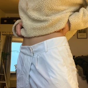 Kostymbyxor - Vita byxor som kräver hudfärgade trosor då dom är lite transparenta! Men inget som syns så länge man inte har skrikiga trosor på sig 🌟 