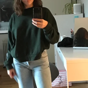 Grön sweatshirt från Weekday - En skitsnygg mörkgrön sweatshirt från weekday! I superbra skick och aldrig använd, endast testad eftersom att jag ångrade köpet och ej kunde lämna tillbaka den :) Köpt för 299 kr i butik! Priset är inkl. frakt. Buda i kommentarerna om det är flera intresserade✌🏼