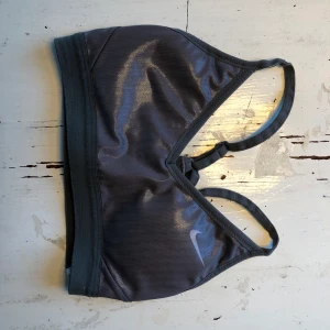 Sport-bh Nike  - En silverfärgad sport-bh från Nike i storlek xs, men skulle säga att den snarare är xxs. 