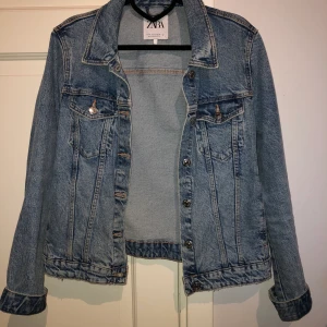 Zara jeansjacka - Jeansjacka från Zara storlek M passar även S. Använd fåtal gånger. 150kr+frakt