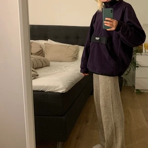 Adidas halfzip trackjacket lila  - En cool halfzip hoddie i lila. Storlek M men passar M-L beroende på hur man vill att den sitter. Jag är en storlek S och den sitter oversized. Använd en gång! Nypris: 1000kr 