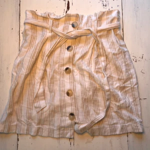 Kjol från Gina Tricot - Kjol från Gina Tricot i fint skick. Storlek 34