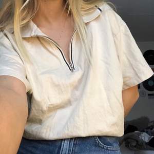 Cool beige t-shirt med dragkedja och krage! Köpt secondhand. Passar nog xs-xl beroende på hur man vill att den ska sitta! Frakt tillkommer💞💞 