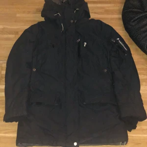Peak Performance dunjacka strl: Xs - Mörkgrå jacka i ganska bra skick har hål som är ihop sydda och knappast synliga på insidan säljer den pga den blev för liten. Den är ganska stor så den passar S och Xs. Passar perfekt för vintern. 